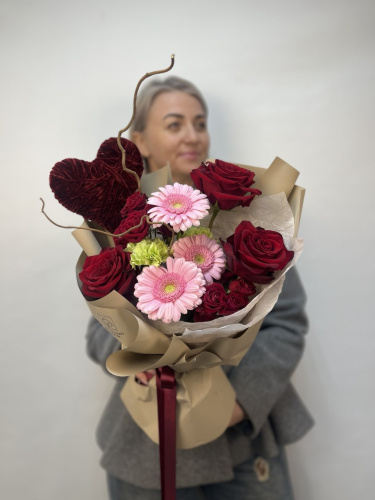 Букет" Сердце в цветах" с гермини