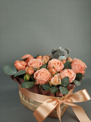 Композиция " Влюблённый мишка" с розами