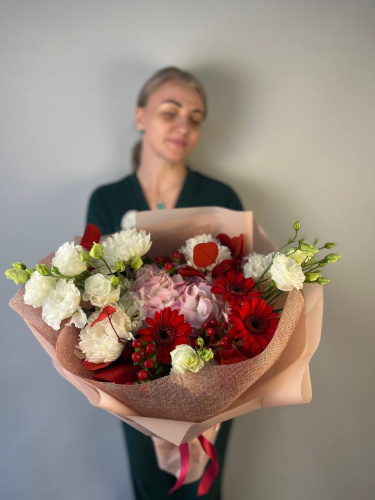Букет"Алые паруса" с хризантемой