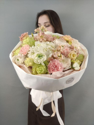 Букет "Нежный зефир" с гортензией и ранункулюсами