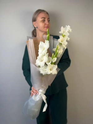 Моно букет с гладиолусами