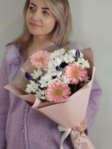 Букет с хризантемой и ирисами "Сентиментальный" 65667Дв