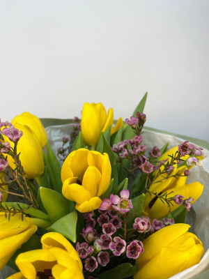Букет "Магия первых лучей" с тюльпанами