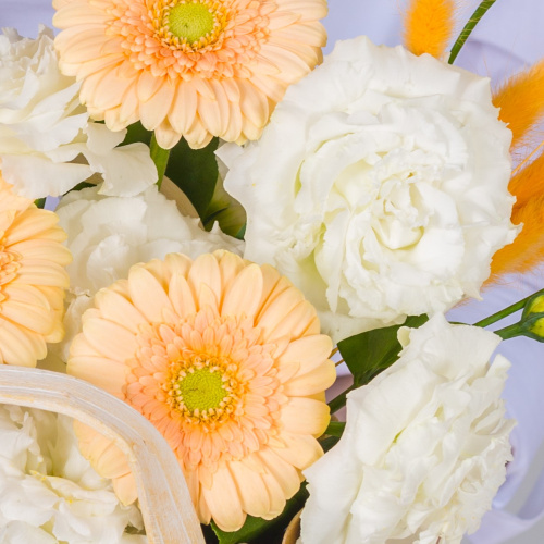 Корзина с мини герберами "Радостная встреча" 52960Дв