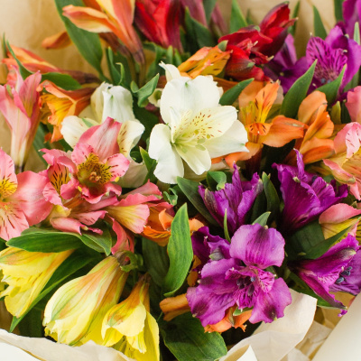 Букет с цветной альстромерией 50398