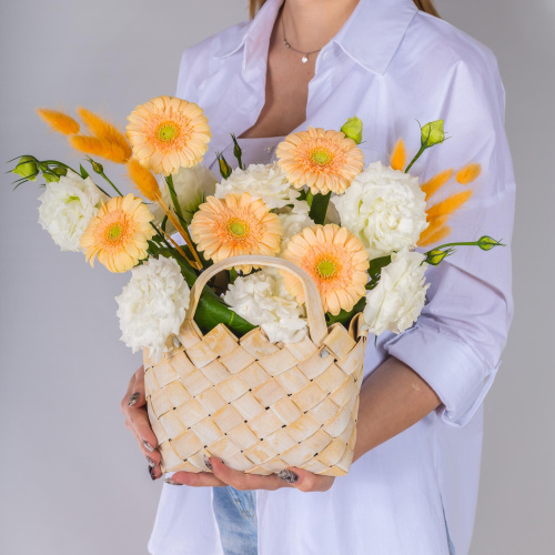 Корзина с мини герберами "Радостная встреча" 52960Дв
