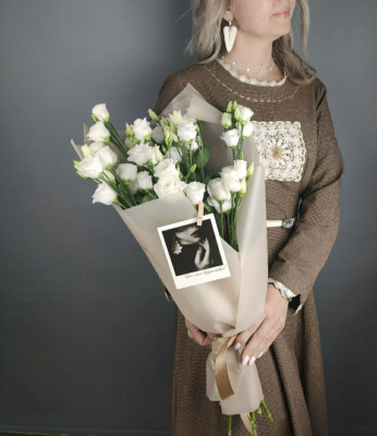 Моно букет с лизиантусом