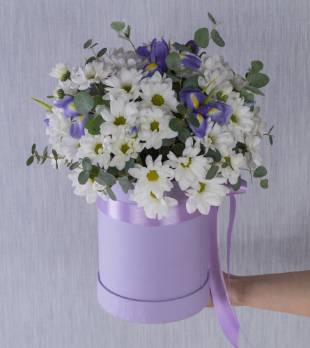 Коробка с цветами "Девчата" №36147 с хризантемой