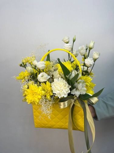 Композиция" Солнечная" с хризантемой